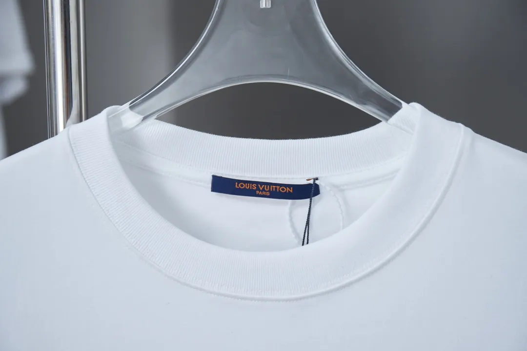 🅿️180 1V 25SS new style in early spring Colorful embroidered sailboat Lv letter short sleeve Light luxury essential item for daily commuting for men and women Correct version Welcome to compare Detailed features · 320g 100% pure cotton double yarn jersey fabric · Custom dyed in the same vat with special thickening 32 pieces of double-strand 1X1 thread · The front panel uses multi-needle embroidery technology to embroider the colorful sailboat pattern Lv letter graphics · Back panel ghost back design + sailboat pattern + letter logo embroidery · Double-needle cross-stitching process · Original main mark, washed tag, branded moisture-proof paper packaging Color: black/white Size: S/M/L/XL